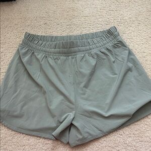 Beyond Yoga Stretch Woven in Stride Lined Short Size L in Sage green